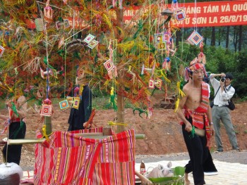 Tổ chức Lễ hội "Hết Chá" rừng thông Bản Áng xuân 2011