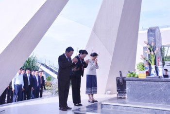 Prime Minister offers incense at historic memorial site for Tay Tien...