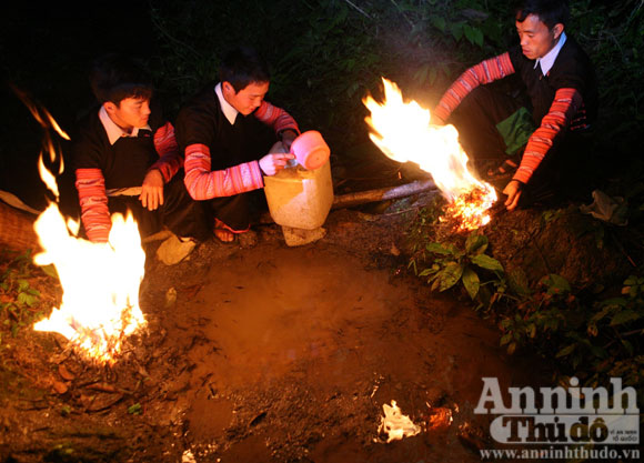 Lễ cảm tạ mó nước trong dịp du xuân của đồng bào Mông ở Mộc Châu
