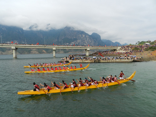 Lễ hội đua thuyền trên lòng hồ thủy điện Sơn La